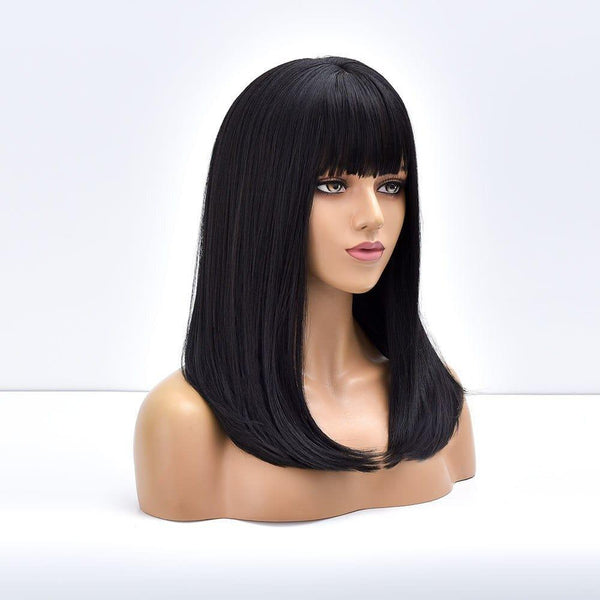 Synthetic black fringe wig – side profile with natural texture